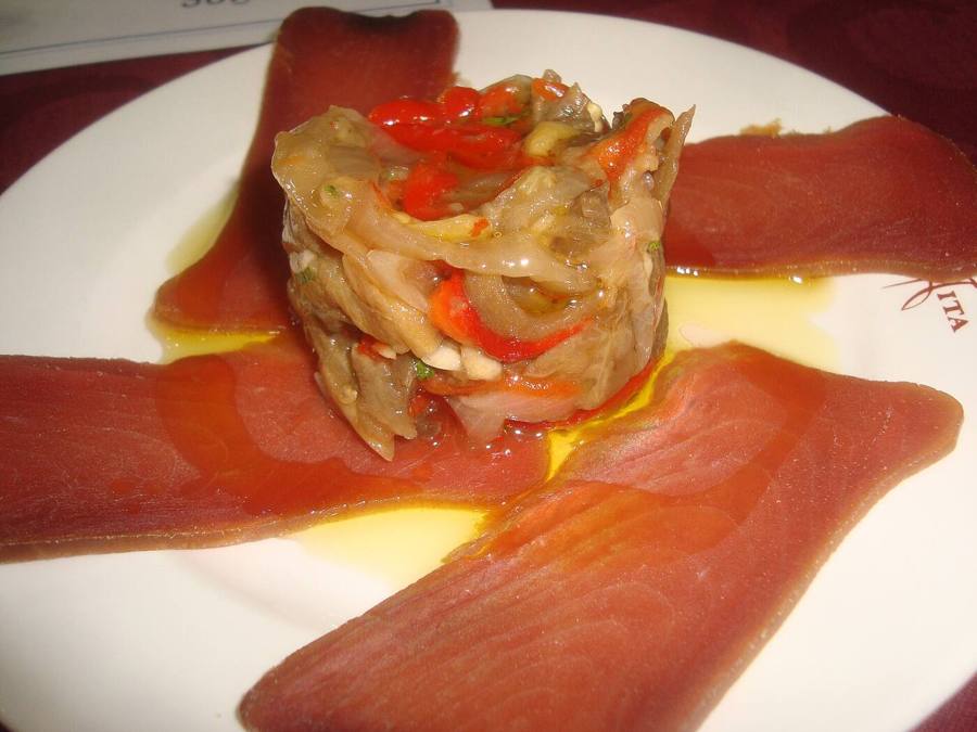 Anchoa, salmón, mojama y tomate